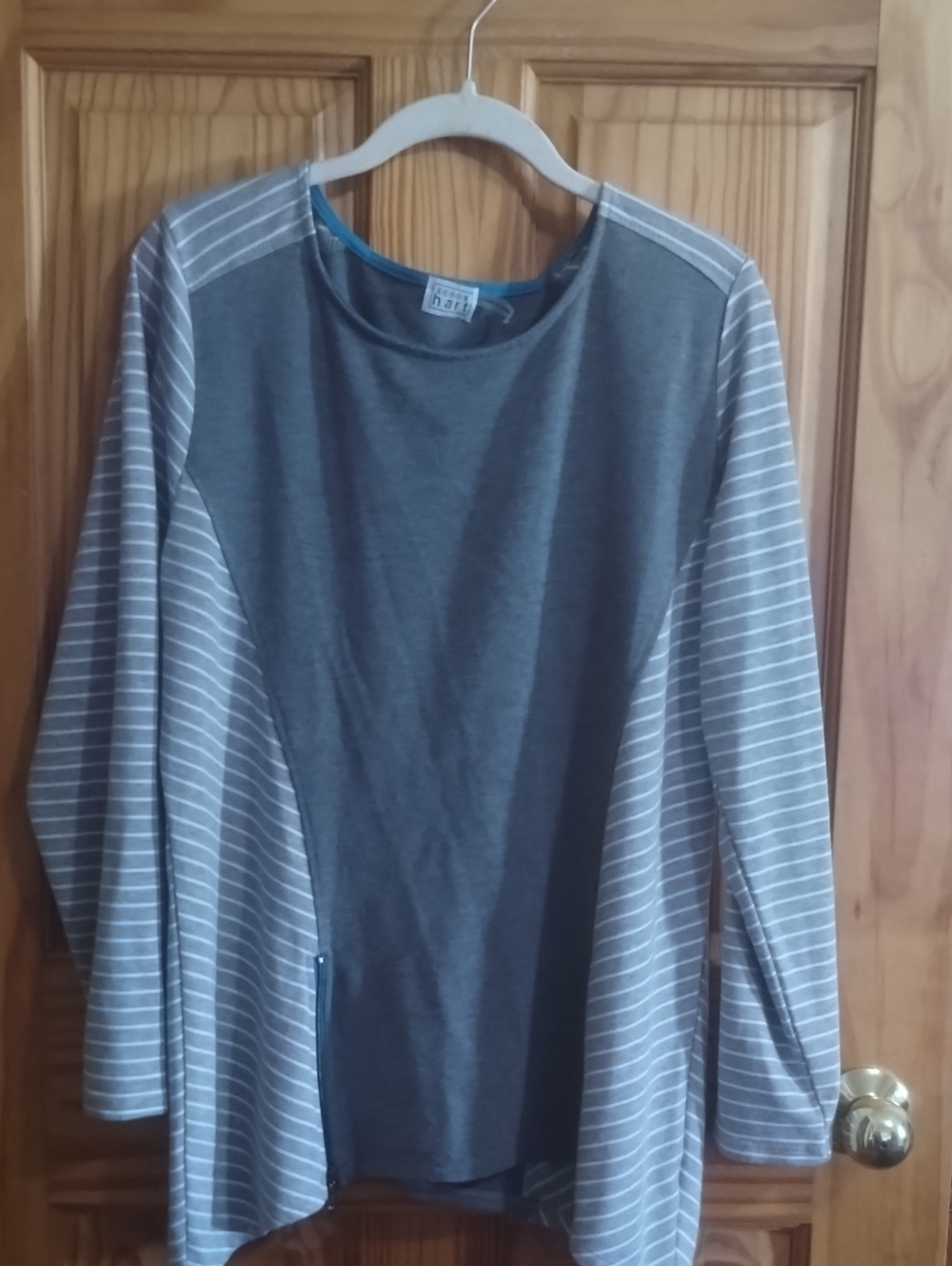 KEREN hart Gray Long-Sleeve Tee with Striped Sleeves